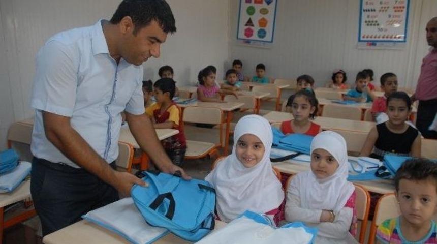 Suriyeli &Ouml;ğrencilere Kırtasiye Yardımı Yapıldı