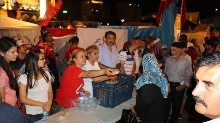 Binlerce Kişiye İrmik Helvası