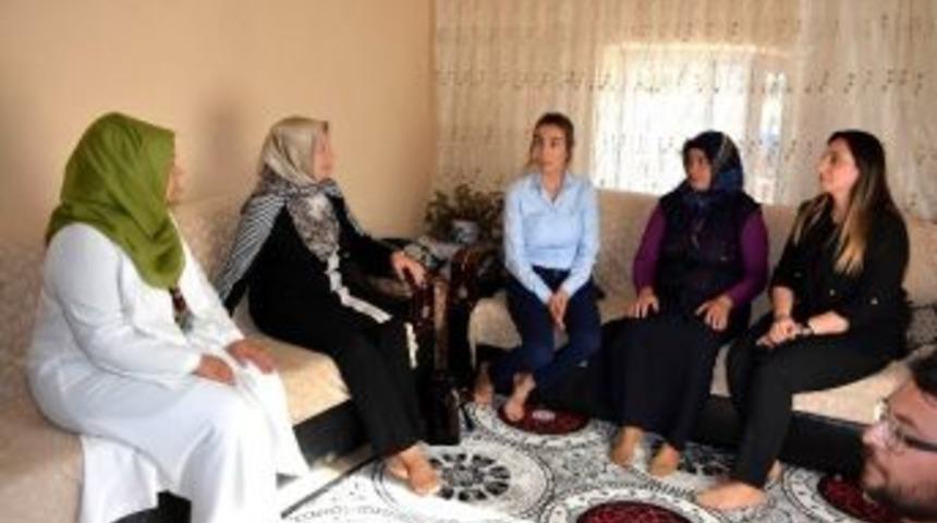 Protokol Eşleri Şehit Ailelerini Ziyaret Etti