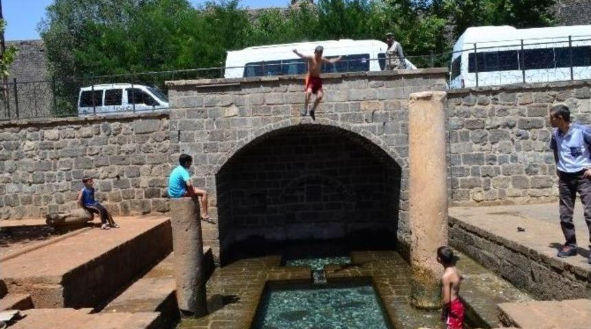 &Ccedil;ocuklar Tehlikeye Atlıyor