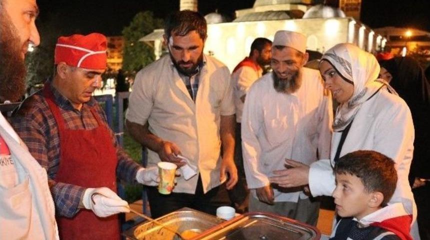 Vuslat Derneği, Milli İrade N&ouml;betinde 20 Bin Kişiye &Ccedil;orba Dağıttı