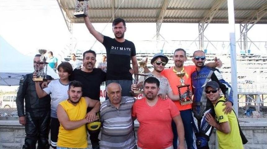 Mersin Motosiklet Spor Kul&uuml;b&uuml; Kupalarla D&ouml;nd&uuml;
