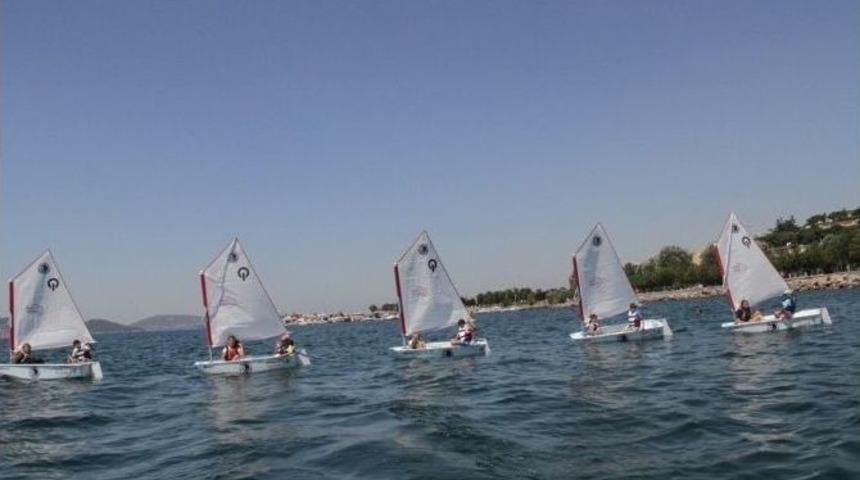 Kartallı &Ccedil;ocukların Yelkenleri R&uuml;zgarla Doluyor