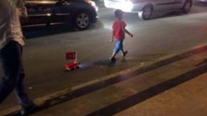 Oyuncak Kamyonuna T&uuml;rk Bayrağı Asan Minik D&uuml;zceli Demokrasi N&ouml;betinde