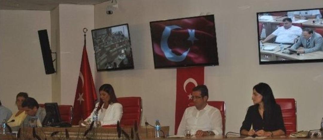 Olağan&uuml;st&uuml; Meclis Toplantısında Olağan&uuml;st&uuml; Tartışma