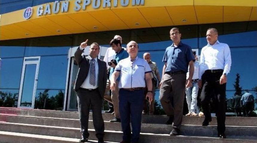 Ga&uuml;n Rekt&ouml;r&uuml; Coşkun Basınla Vedalaştı