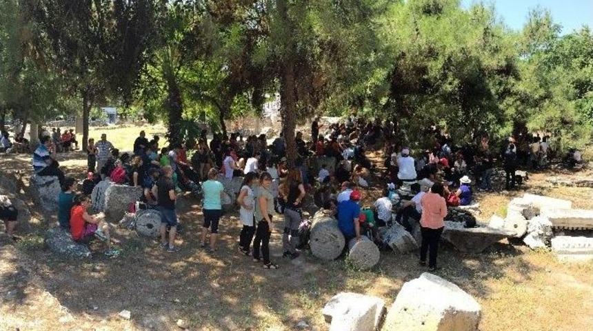 Akhisar&rsquo;da Bir G&uuml;nde 17 &Uuml;lkeden 285 Turist Geldi