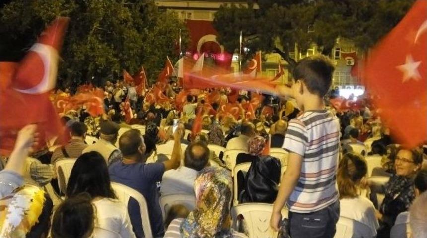 Burhaniye&rsquo;de Demokrasi N&ouml;betinde Dualar Yapıldı Ve Aşure Dağıtıldı