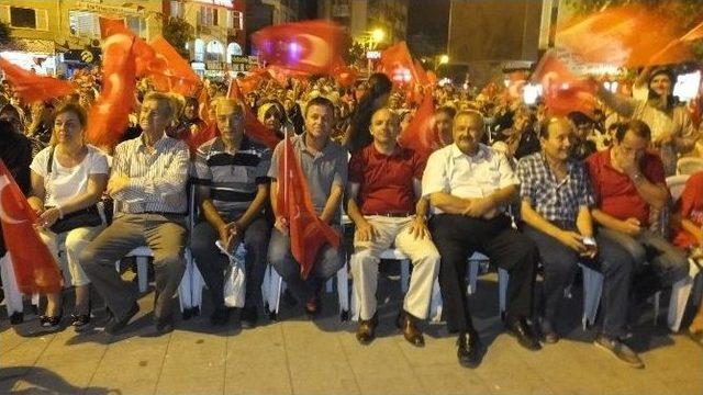 Burhaniye’de Demokrasi Nöbetinde Dualar Yapıldı Ve Aşure Dağıtıldı