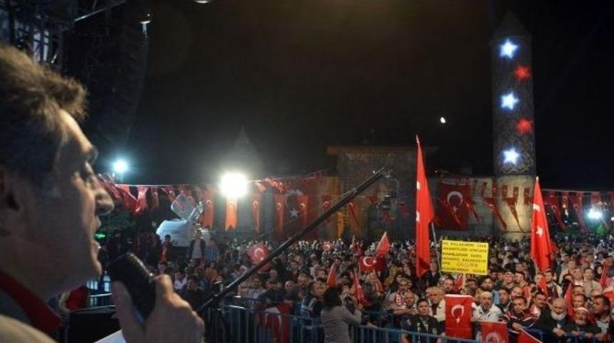 Demokrasi Nöbetinde Ağlatan Türkü