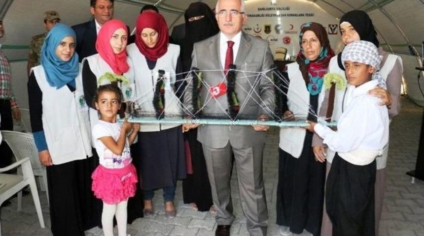 Suriyeliler Şanlıurfa Valisine Darbe Girişiminin Sembolü Boğaz Köprüsü’nün Maketini Hediye Etti