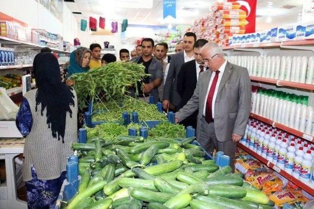 Suriyeliler Şanlıurfa Valisine Darbe Girişiminin Sembolü Boğaz Köprüsü’nün Maketini Hediye Etti