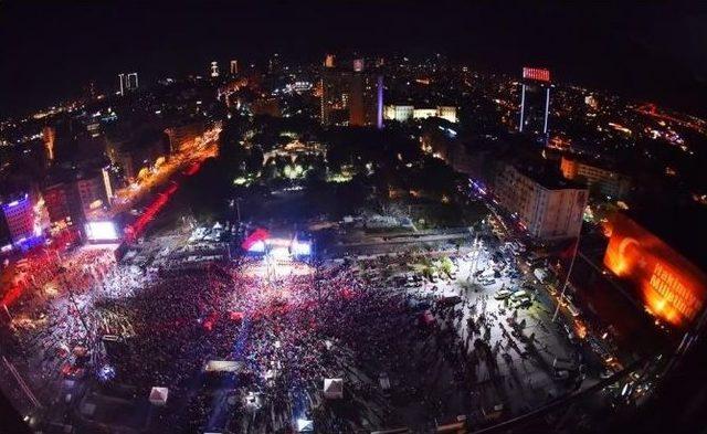 Taksim Meydanı’nda Demokrasi Nöbeti Devam Ediyor