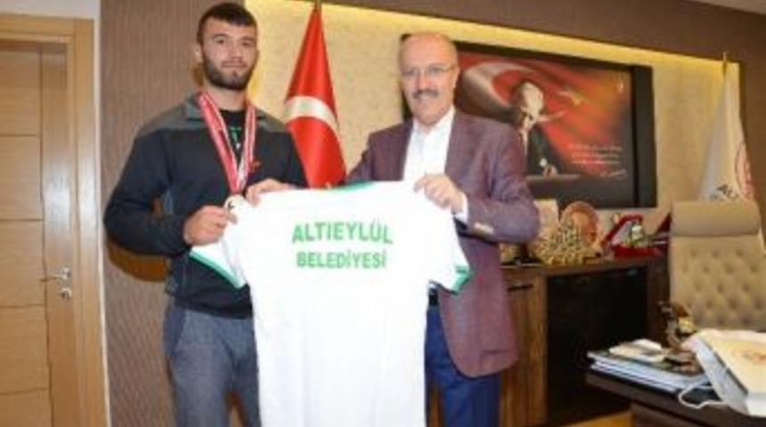 Kırkpınar&rsquo;dan Altın Madalya İle D&ouml;nd&uuml;