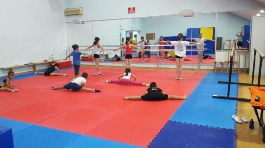 G&uuml;nd&uuml;z Salonlara Akşam Meydanlara