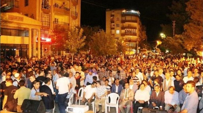 Demokrasi N&ouml;beti S&uuml;r&uuml;yor