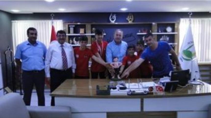 Başkan Şahiner&rsquo;den G&uuml;reş&ccedil;ilere Salon M&uuml;jdesi