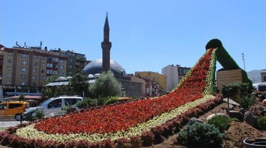 Darbe Girişimine &Ccedil;i&ccedil;ekli Top Arabasıyla Tepki
