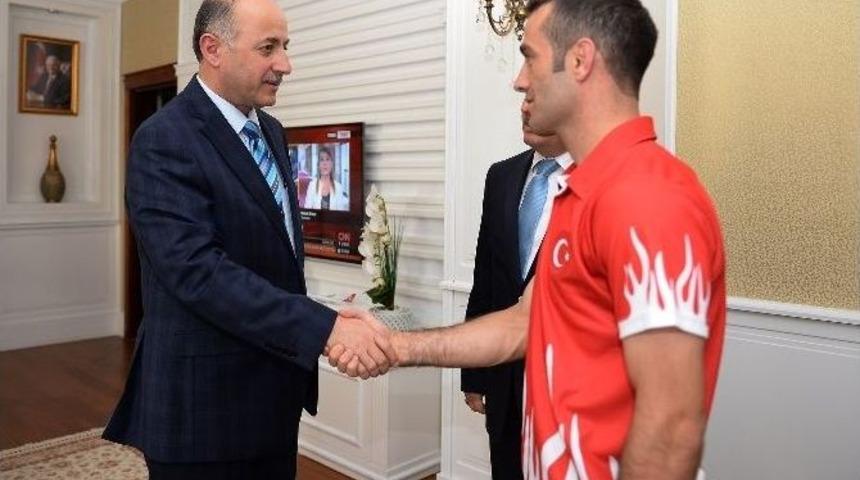 Şampiyonlardan Vali Azizoğlu&rsquo;na Ziyaret