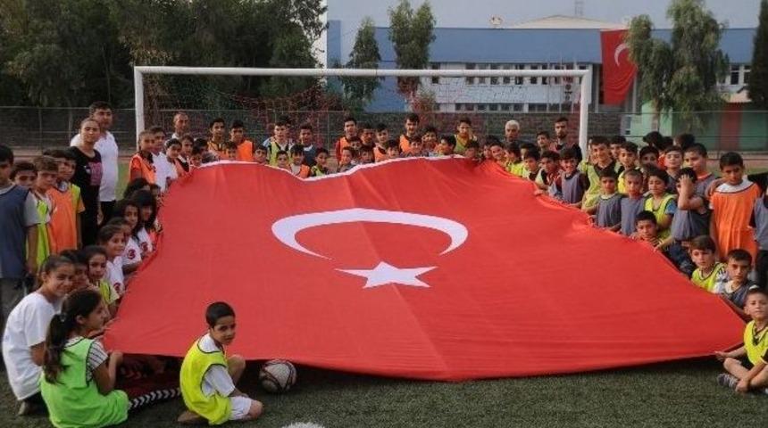 Cizreli Minik Sporculardan &lsquo;darbe Girişimine&rsquo; Bayraklı Protesto