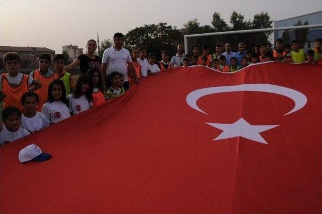 Cizreli Minik Sporculardan ‘darbe Girişimine’ Bayraklı Protesto