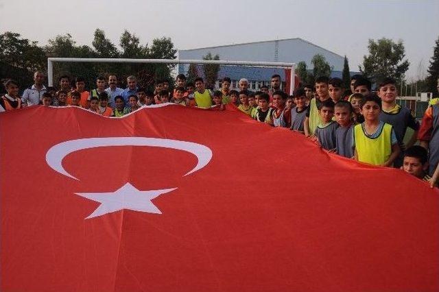 Cizreli Minik Sporculardan ‘darbe Girişimine’ Bayraklı Protesto