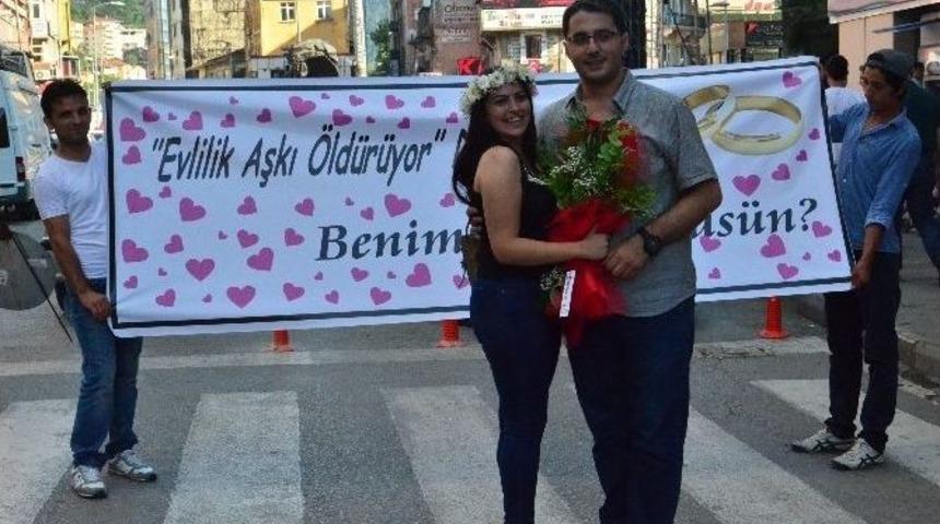 Cadde Ortasında S&uuml;rpriz Evlenme Teklifi