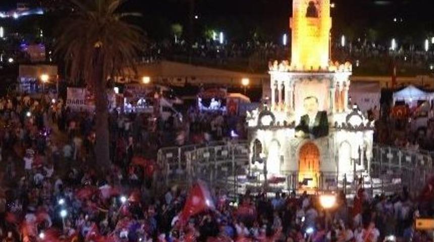 İzmirliler 15 Temmuz Şehitleri İ&ccedil;in Demokrasi Meydanı İstiyor