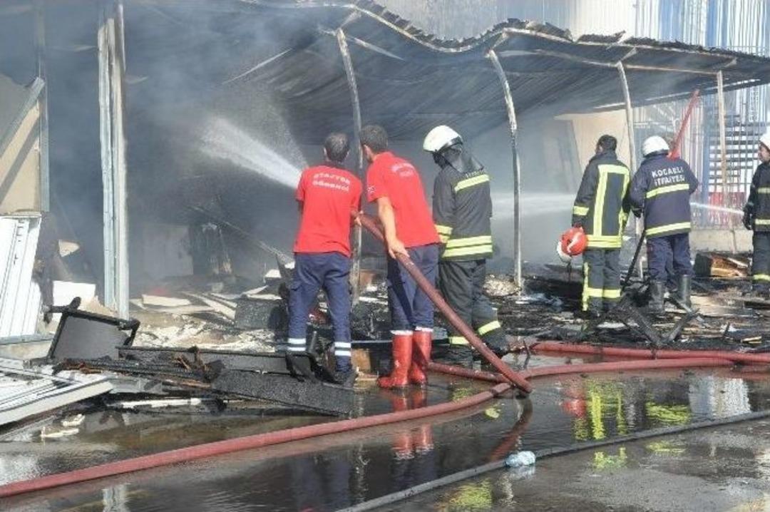 Spot&ccedil;ular &Ccedil;arşısı&rsquo;nın Deposu Alev Alev Yandı