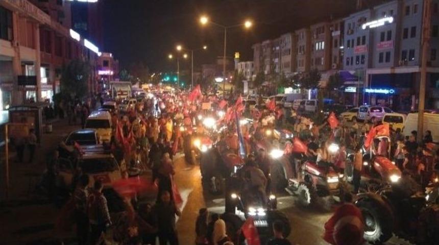 Bursalı &Ccedil;ift&ccedil;iler Demokrasi N&ouml;betine Trakt&ouml;rleriyle Gelip Vatandaşlara Armut Dağıttı