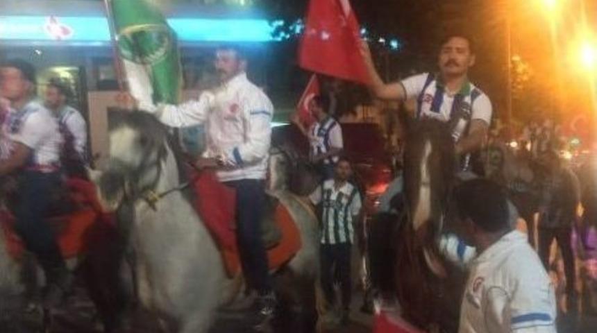 Cirit Atları Demokrasi İ&ccedil;in Y&uuml;r&uuml;d&uuml;