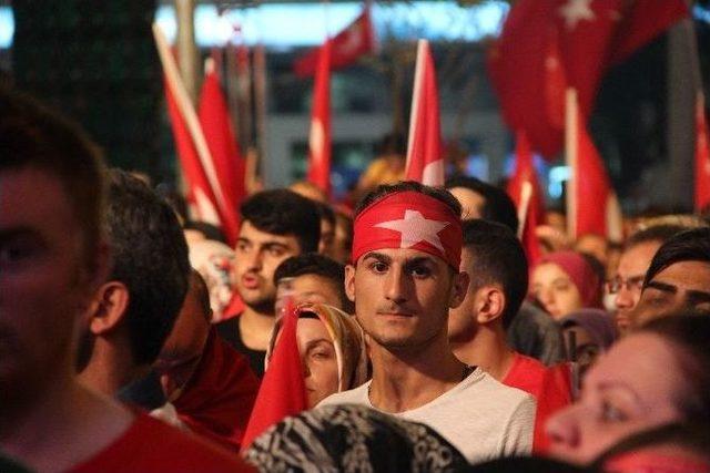 Meydanlarda Demokrasi Nöbeti Devam Ediyor