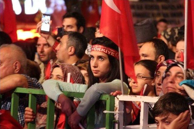 Meydanlarda Demokrasi Nöbeti Devam Ediyor