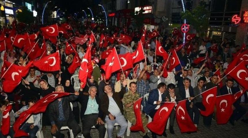 Fet&ouml;&rsquo;n&uuml;n Darbe Girişimine Aşıklar&rsquo;dan Sert G&ouml;ndermeler