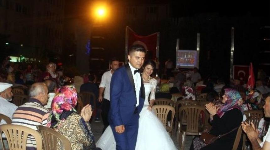 Manisa&rsquo;da Gelin Ve Damat Demokrasi N&ouml;betine Koştu