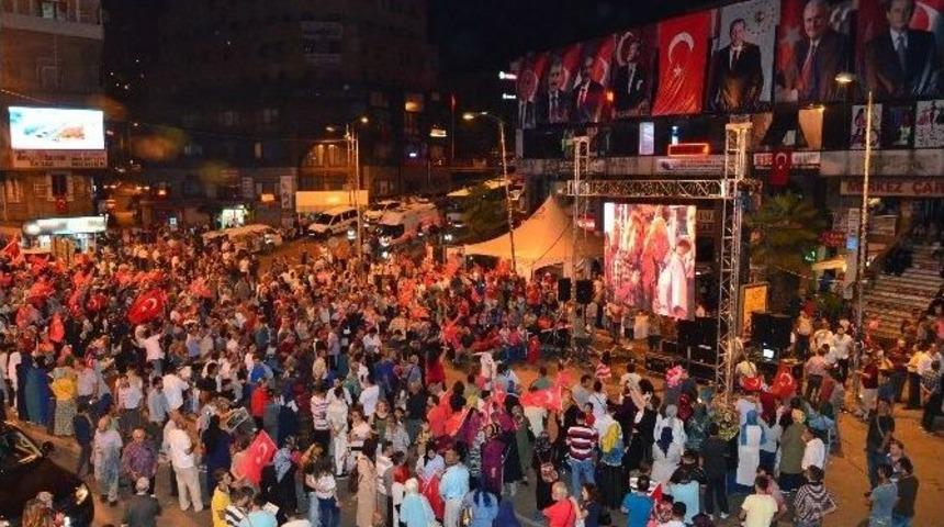 Demokrasi N&ouml;betinde Erdoğan&rsquo;a Alkış Yağmuru