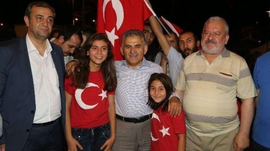 &ldquo;dedeleri &Ccedil;anakkale&rsquo;de, Torunları Meydanlarda Destan Yazdı"