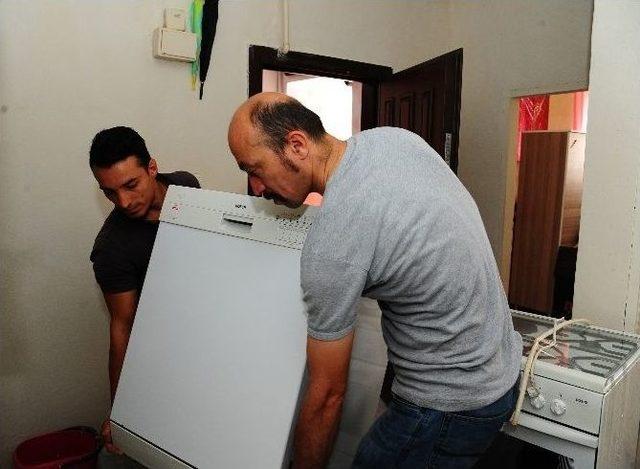 Beylikdüzü’nün Dost Elleri Su Baskınında Mağdur Olan Aileye Uzandı