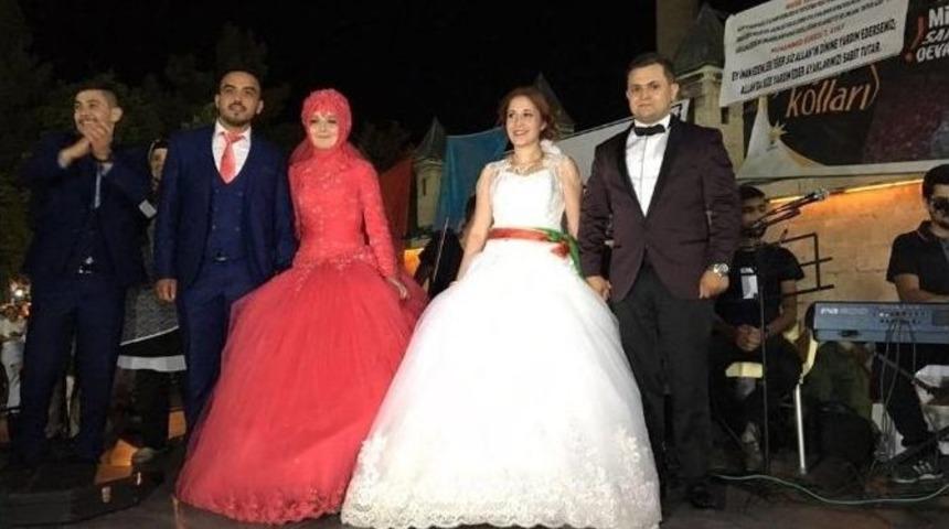 Karaman&rsquo;da Gelin Ve Damatlar Demokrasi N&ouml;betine Katıldı