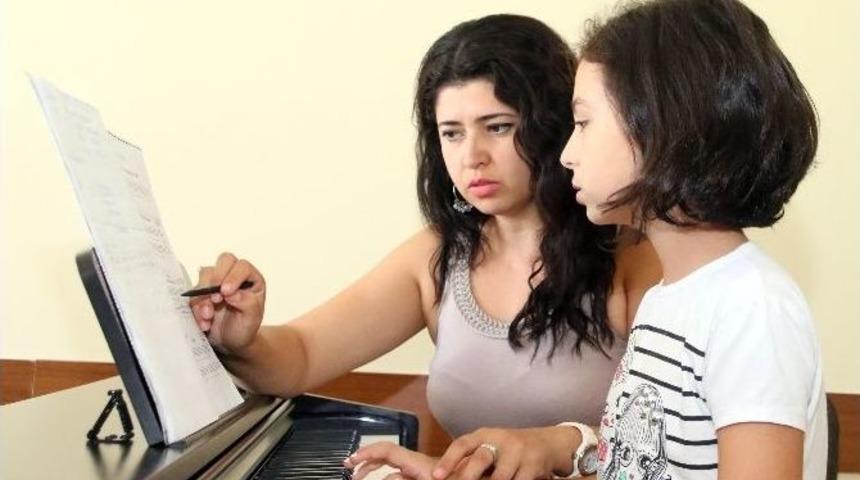 Antalya&rsquo;da Geleceğin M&uuml;zisyenleri Yetişiyor