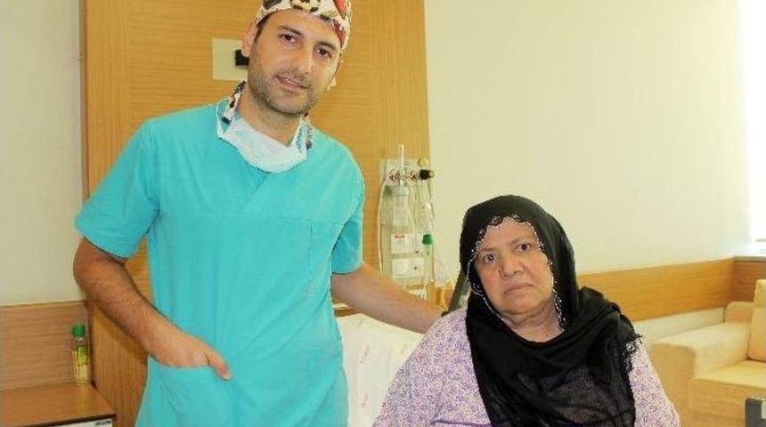 Nadir G&ouml;r&uuml;len B&ouml;brek T&uuml;m&ouml;r&uuml;nden Kapalı Ameliyatla Kurtuldu