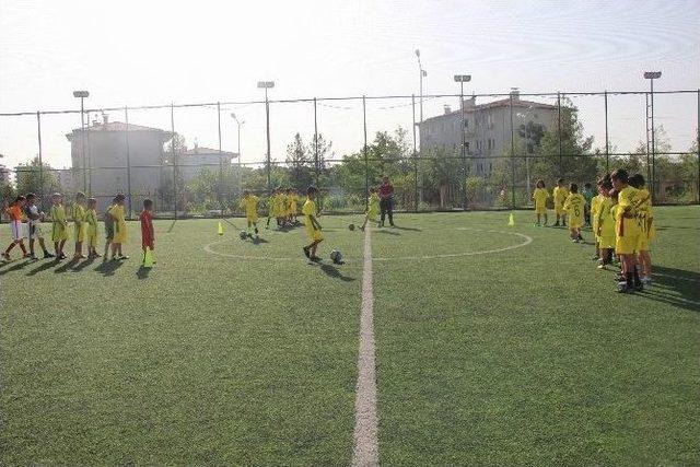 Çocuklar Yaz Spor Okullarında Tatilin Keyfini Çıkarıyor