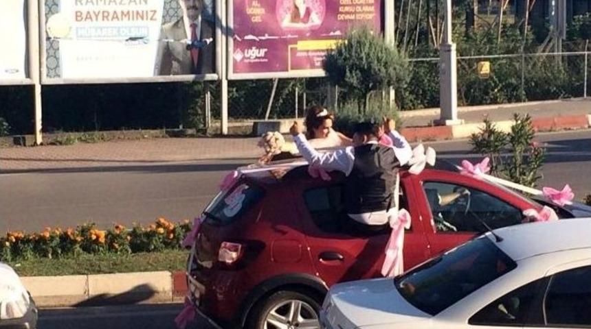 D&uuml;ğ&uuml;n Konvoyundan İnip Kırmızı Işıkta G&ouml;bek Attılar