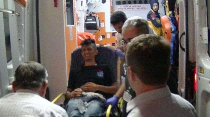 Kaldırımda Oturan İki Kişiye Otomobil &Ccedil;arptı