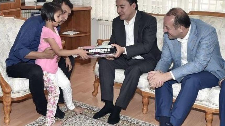 Babacan Ve Akg&uuml;l Şehit Ailelerini Ziyaret Etti