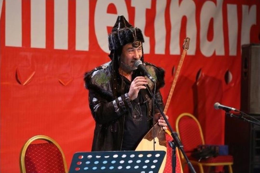 Arslanberk Sultanbekov Demokrasi N&ouml;betinde Sahne Aldı