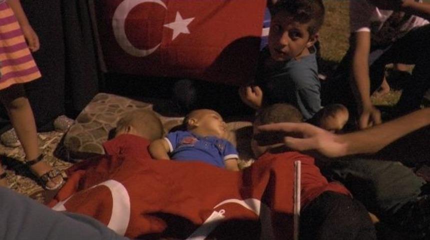 21 Kişilik Aile Demokrasi N&ouml;betini Parkta Uyuyarak Tutuyor