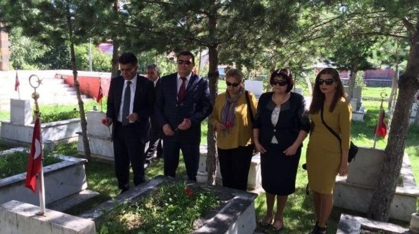 Azeri Belediye Başkanı Garnizon Şehitliğini Ziyaret Etti