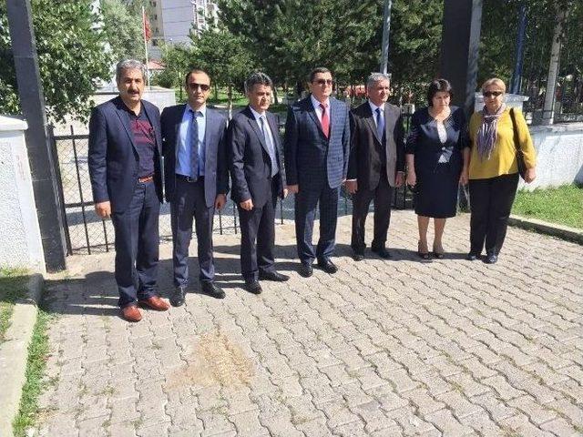 Azeri Belediye Başkanı Garnizon Şehitliğini Ziyaret Etti