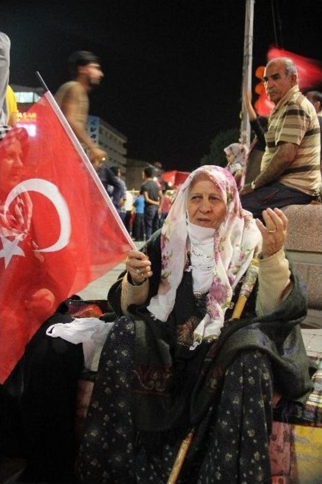 Van&rsquo;da T&uuml;rk Bayraklarıyla "demokrasi N&ouml;beti"